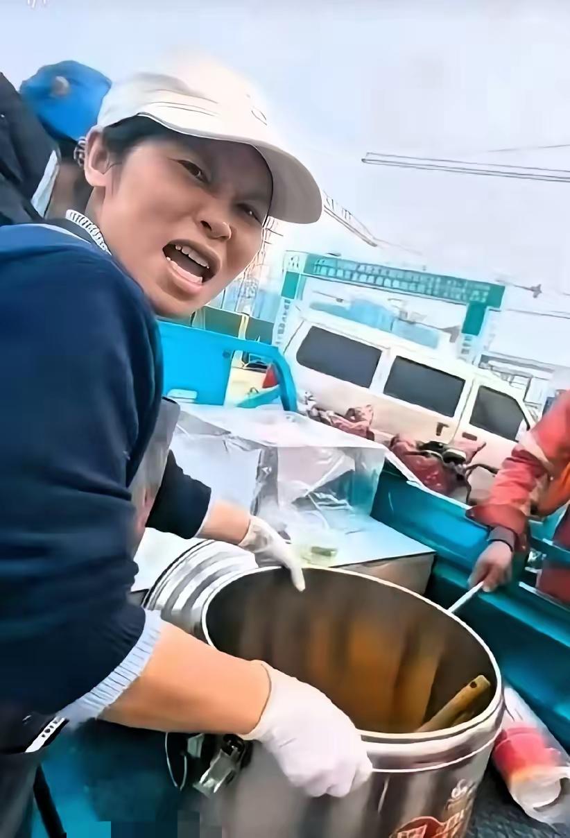 济南“倒饭姐”彻底凉了！只因一时冲动倒掉同行饭菜，如今被5元盒饭摊围堵，生意惨淡