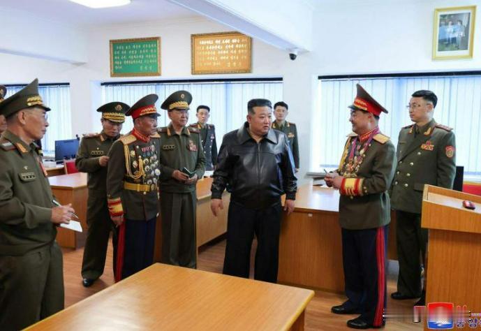 金正恩：现在比以往任何时候都要做好备战

朝鲜领导人金正恩视察金正日军政大学，并