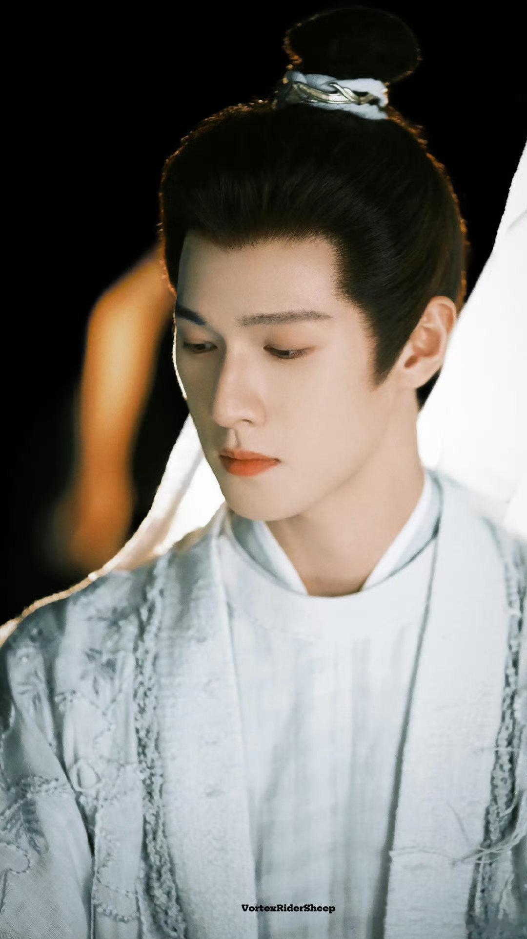 和李昀锐共赴星光至璨处 李昀锐官宣参加星光大赏，这消息简直像一颗甜蜜炸弹，瞬间把