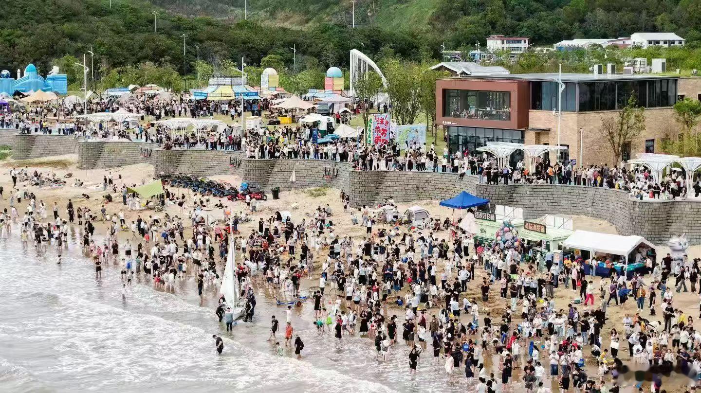 据中国交通运输部预测，国庆七天假期里，全社会跨区域人员流动量将达21.3亿人次。