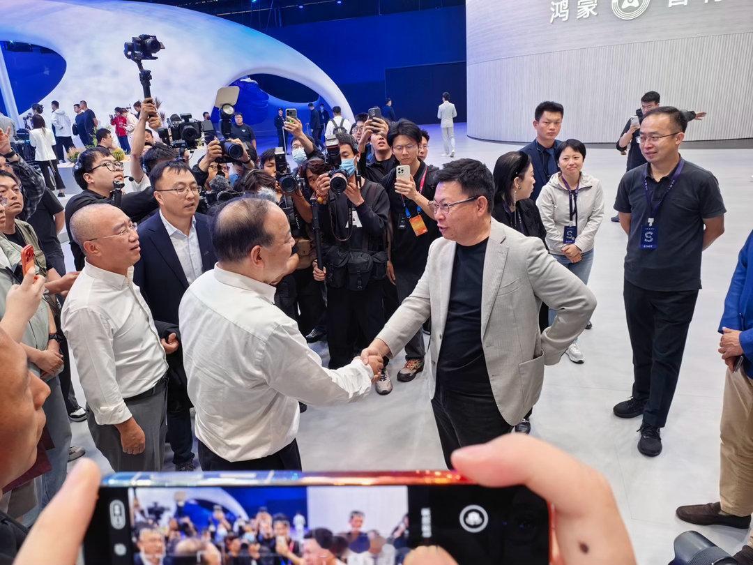 余承东逛展同时新机已卖断货余承东逛展还没结束，华为Pura X Max已全面断货