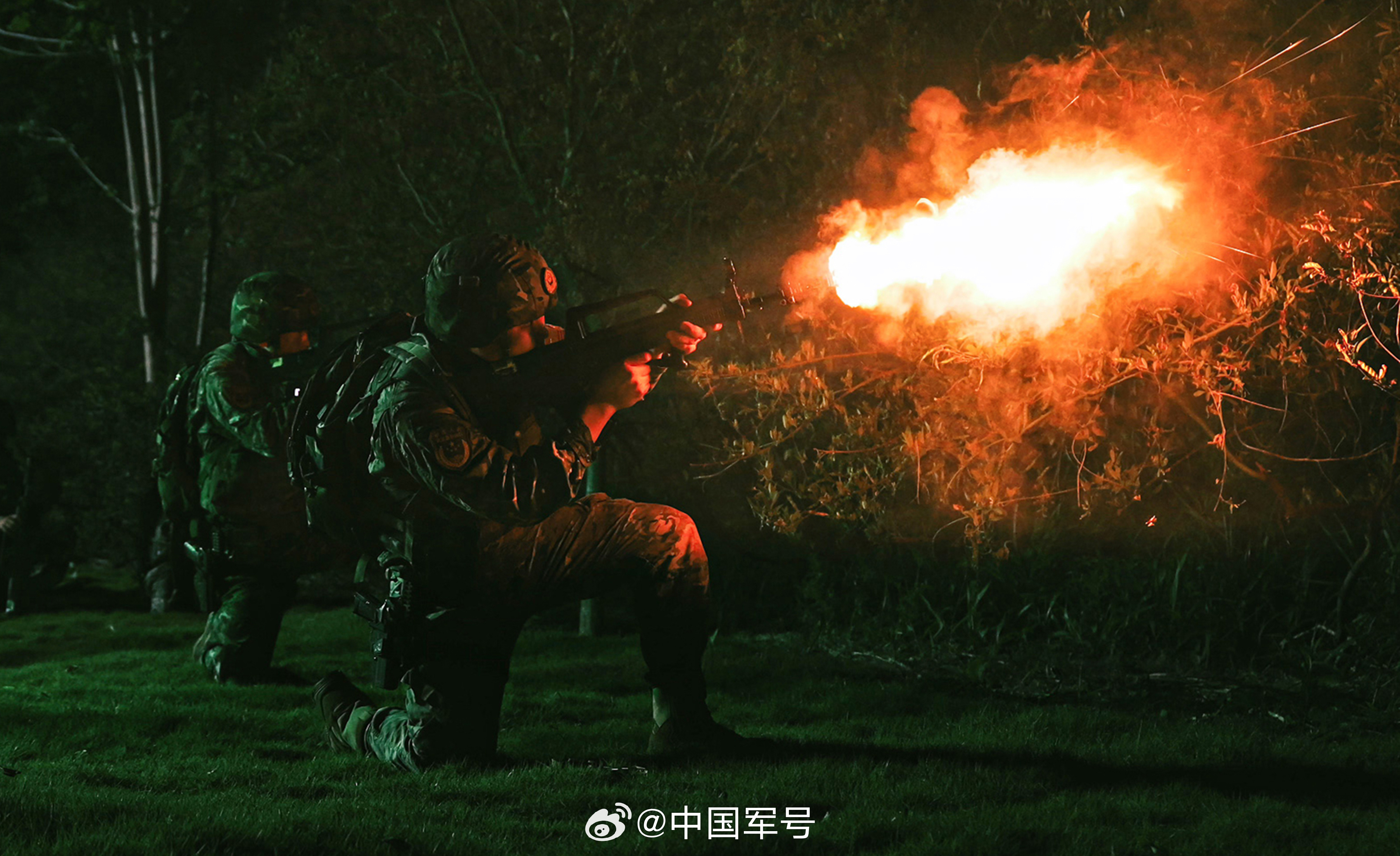 【满屏硝烟！这就是武警开火的压迫感】近日，武警四川总队乐山支队紧贴实战化训练要求