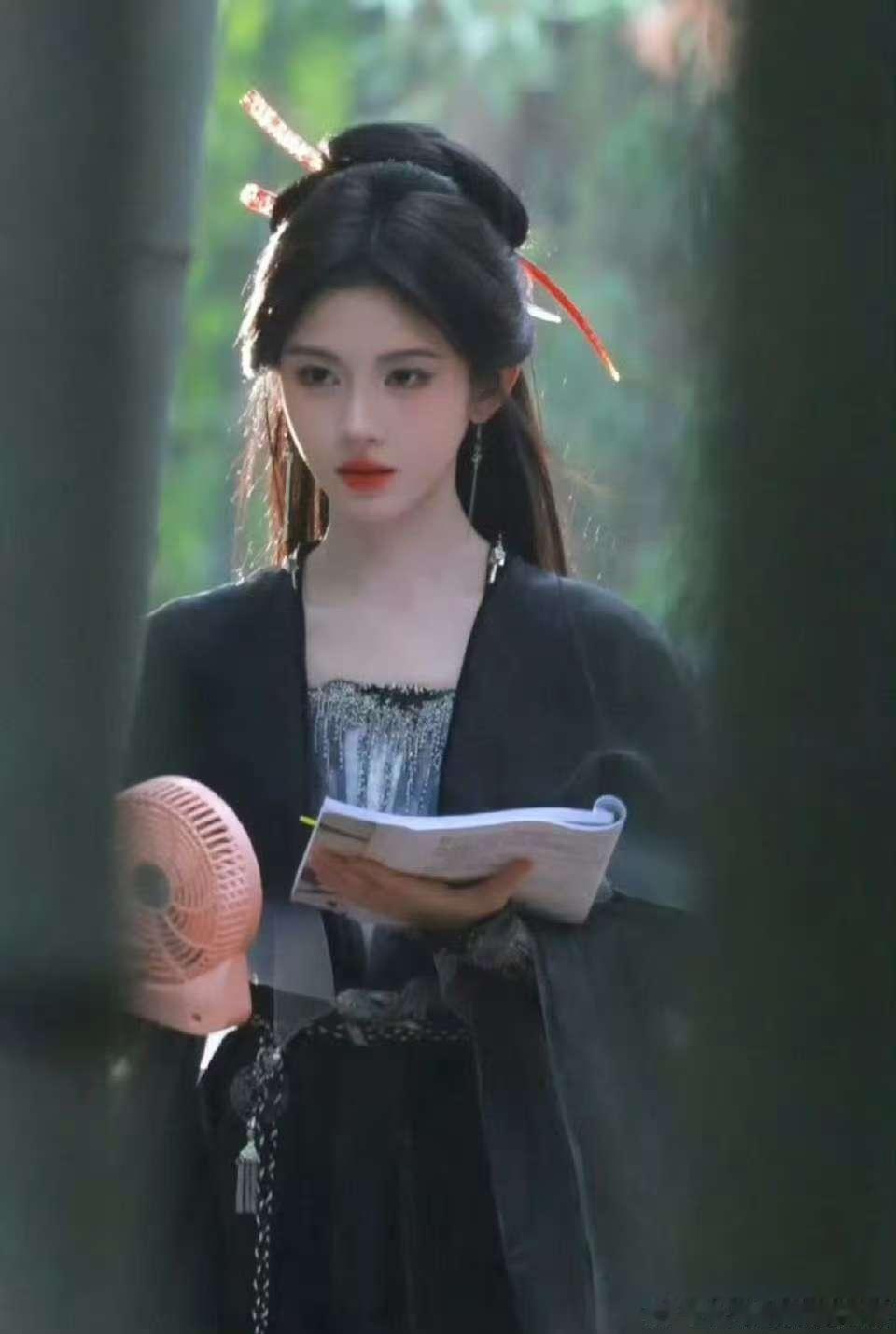 鞠婧祎黑衣红簪冷艳阿黛路透鞠婧祎又换造型了 鞠婧祎黑衣红簪冷艳阿黛路透冷艳大师姐