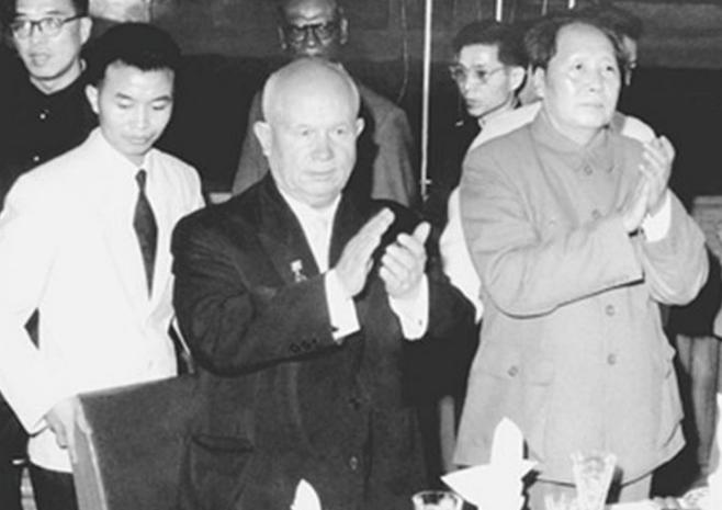 1959年，赫鲁晓夫傲慢地看着毛主席说：“核潜艇你们搞不了”，毛主席则不卑不亢：