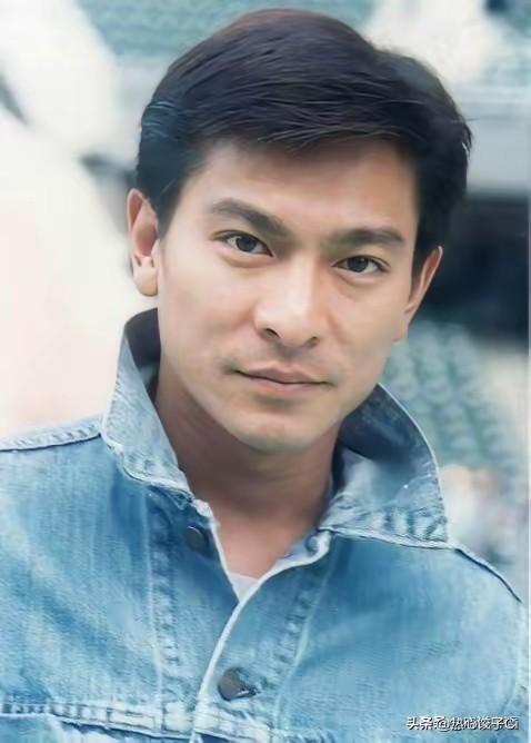 主持问刘德华，你那个时候，绂剪头发，收多少钱？他说，那个时候，是85元。也蛮贵的