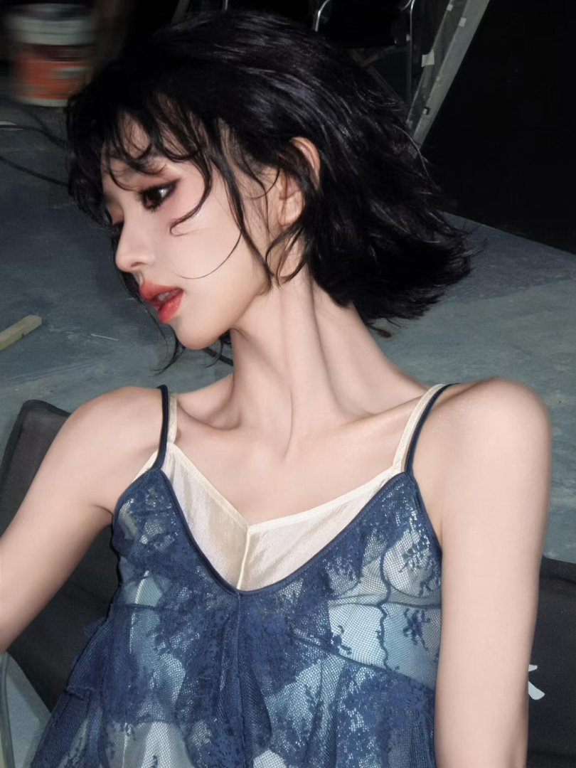 承认吧，根本就没有田曦薇驾驭不了的发型这个烟熏卷毛bobo头魅惑又迷人 ​​​