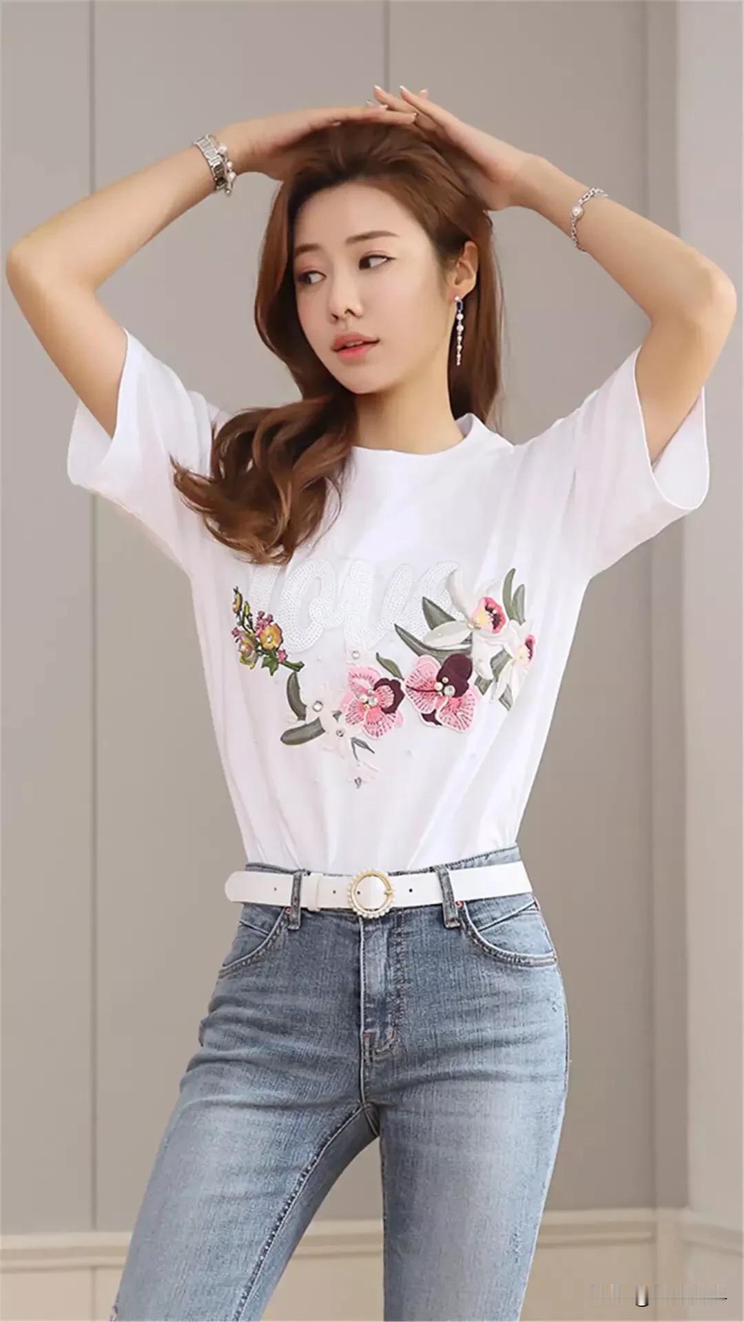 白色T恤+牛仔裤，这对组合真是清新少女风穿搭的经典。就像有的青春小姐姐这么穿，活