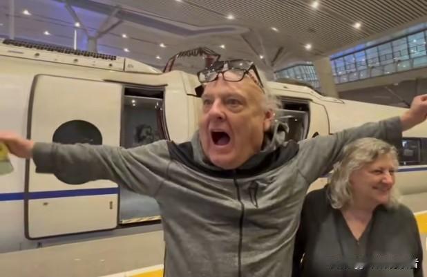 美国岳父岳母第一次来抗州，刚下飞机就激动得落泪，直呼：天哪！中国太好了，户外茶山