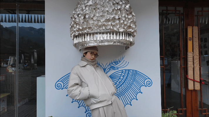 张新成梗上长了个视频  看到张新成的苗寨vlog真的是太快乐了。逛博物馆荡秋千吃