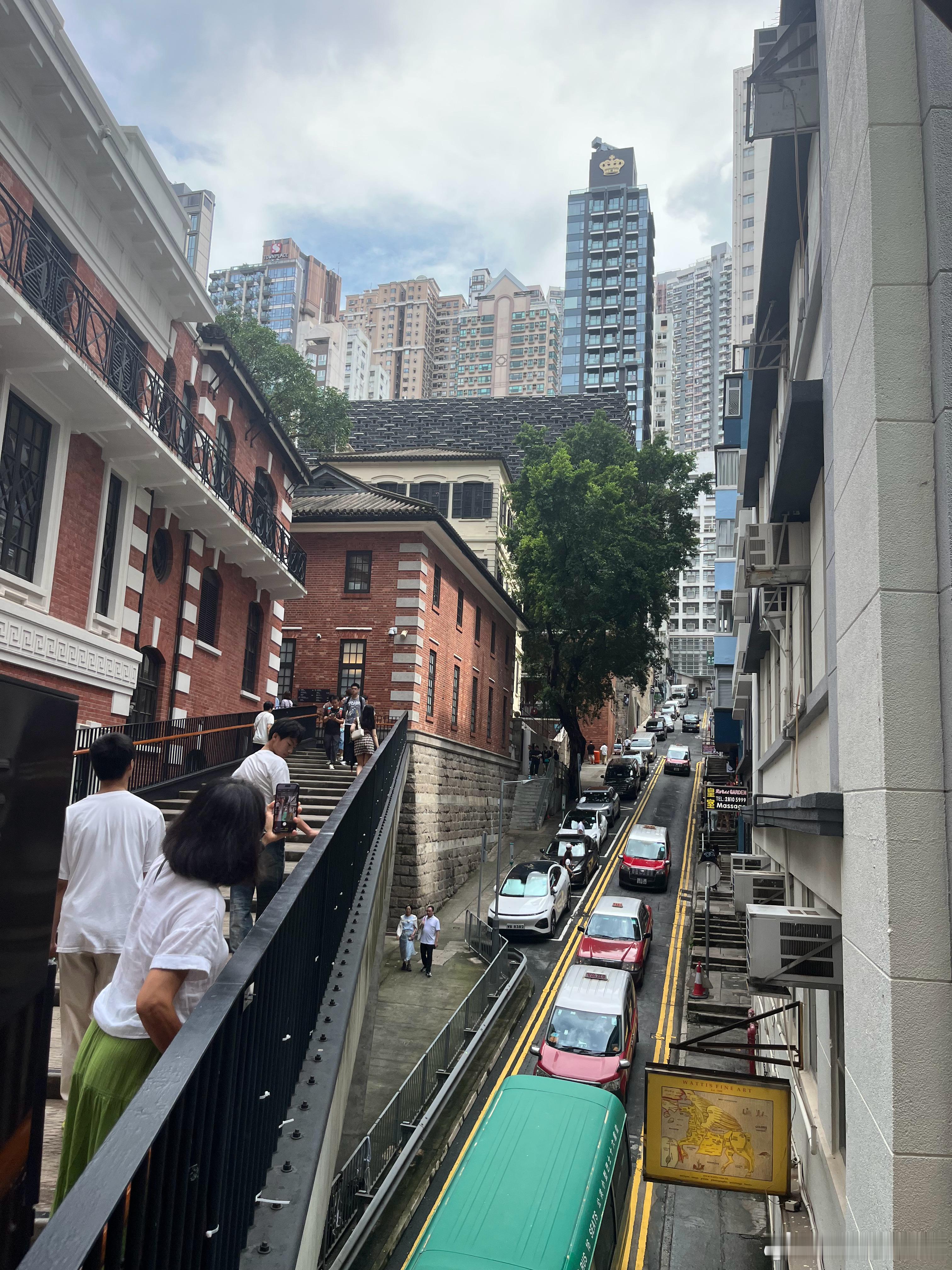 也有年轻人问我那个网上很流行的问题：没有手机、电脑和互联网的时代，你们是怎么熬过