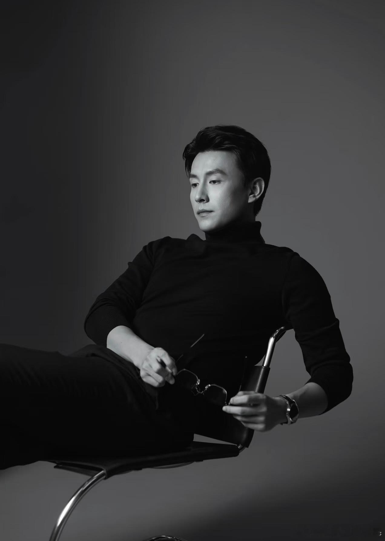 刘萧旭别从手机里看我了 刘萧旭口嫌体正直实锤了！粉丝喊他下红毯靠近点，他脸上看着