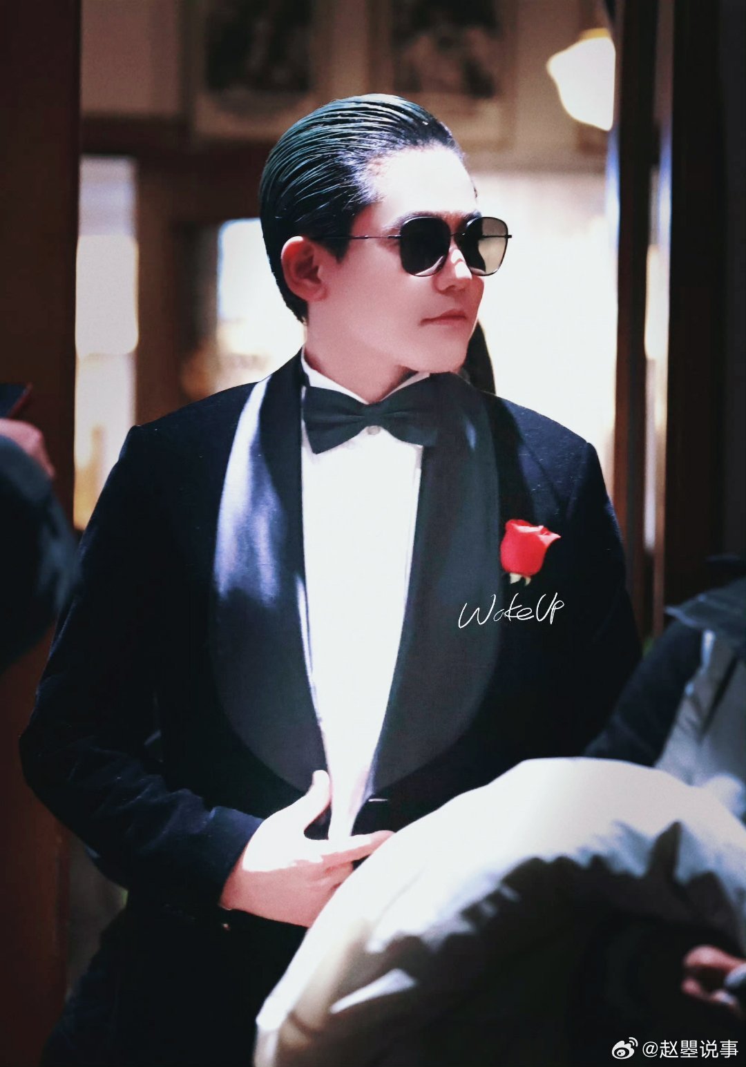 苏醒 上海滩裂哥 《新年组个局》路透来袭！苏醒一袭转场造型惊艳亮相，自带上海滩贵