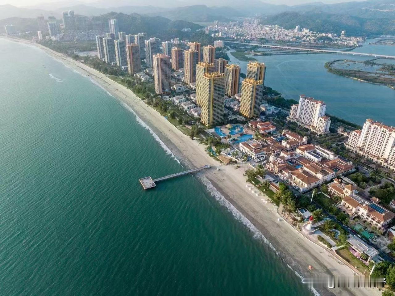 海滨度假胜地，高楼林立，沙滩碧海，尽享惬意时光！