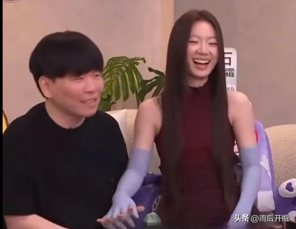 本以为：
她让《中国好声音》添彩；
从而成为中国流行乐坛冉冉升起的一颗新星；
继
