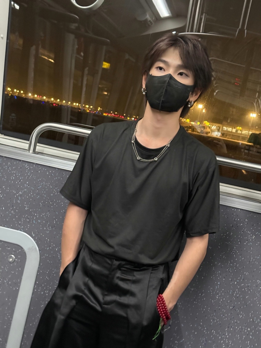 周震南潮男随拍周震南最新营业🈶All black夜晚车内随拍拍出了一种港味怎么