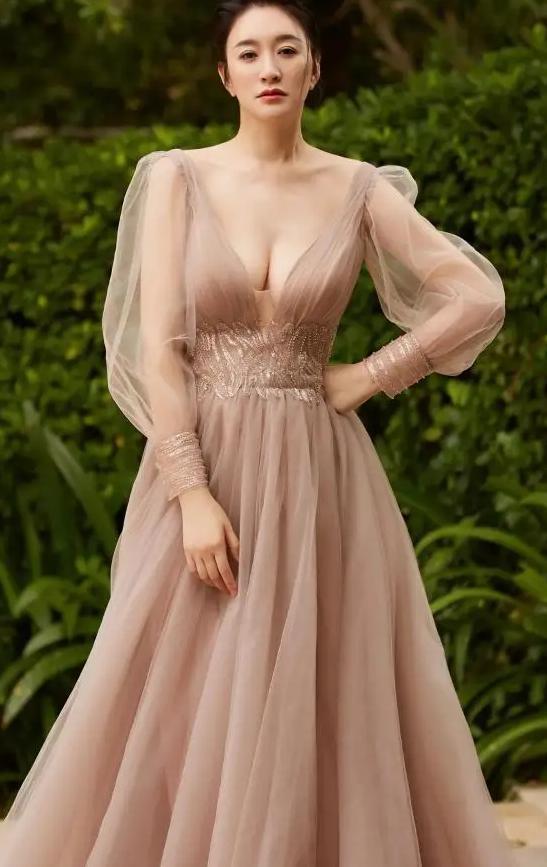 2026年3月14日，一组红毯生图在社交平台刷屏。 47岁的李小冉身穿香槟色丝绒