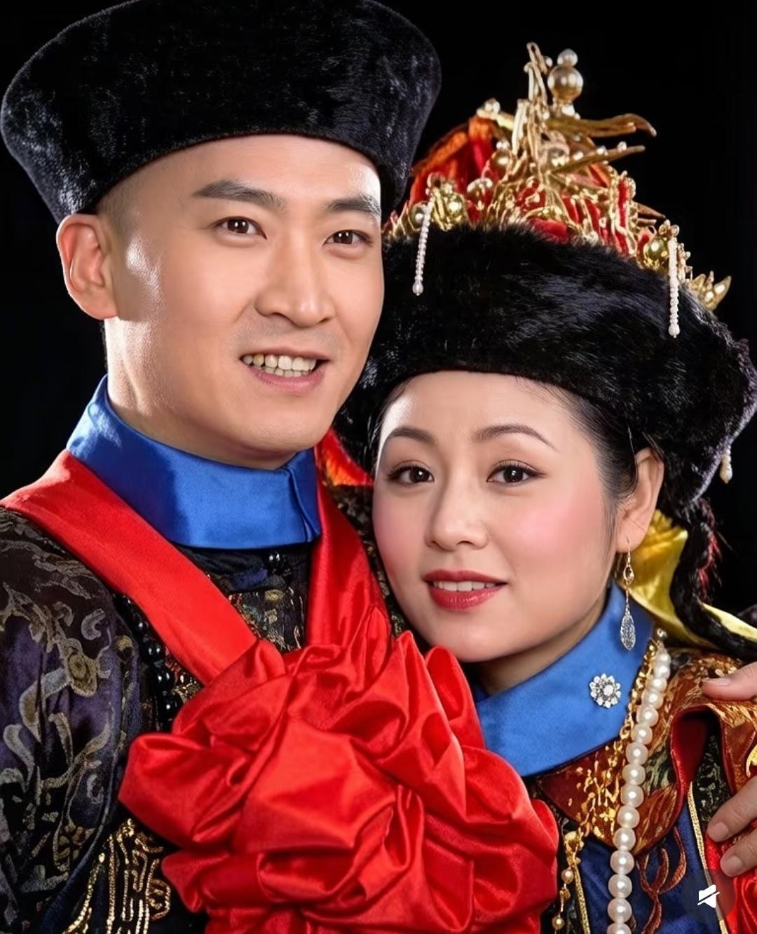 回看林心如在《还珠格格》里扮演紫薇和尔康相拥的剧照，真的越看越有味道。她的脸型圆