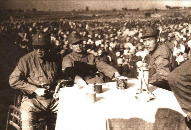 1946年，刘伯承(前排左一)、薄一波(前排左二)等在陇海战役前的动员大会上