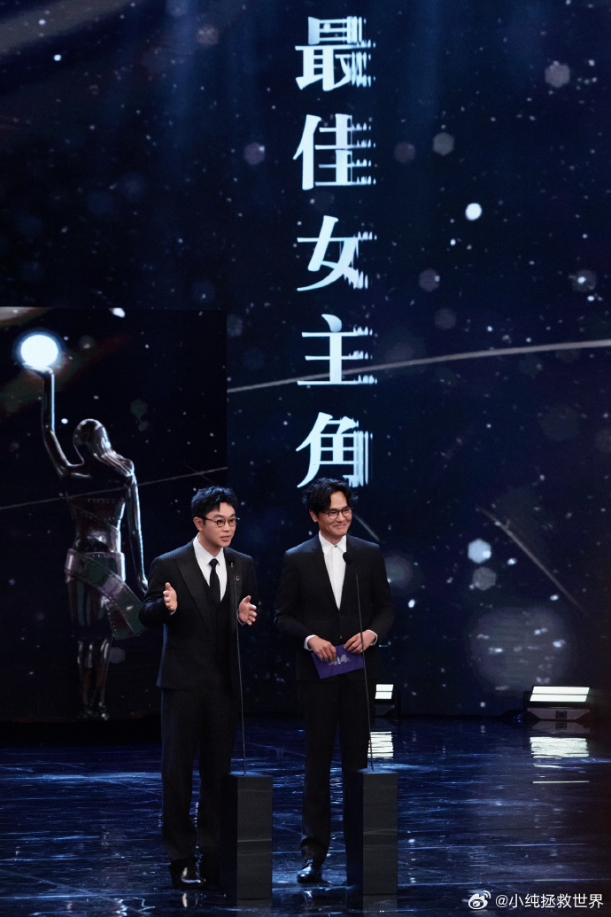大鹏11年从新人导演成长为最佳导演大鹏获最受传媒关注导演编剧当年站在领奖台上还带