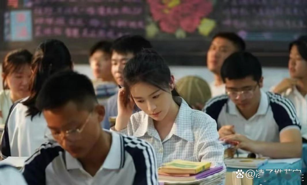 导演可真行，为了突出谁是演员，只给一个人化了妆…… 