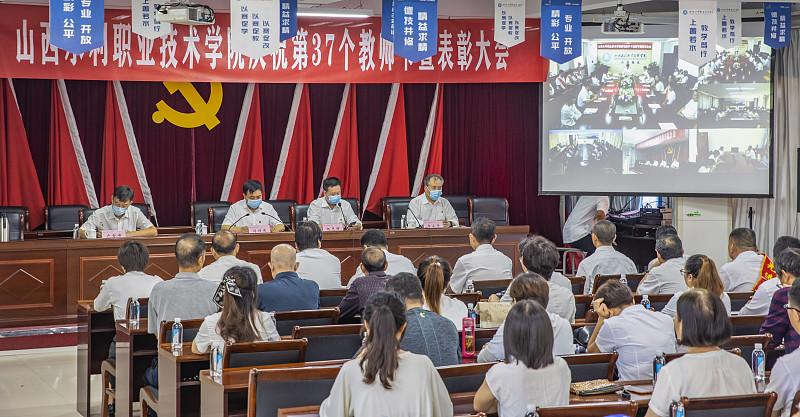 校长在台上讲得慷慨激昂，台下我们一线教师却神色淡然。不是存心抵触，只是看多了现实