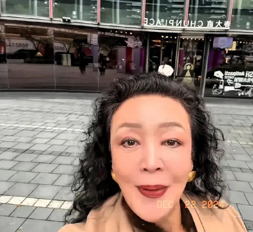 哎，这年头，当个奶奶也这么难！张兰大名鼎鼎的大S婆婆，最近为了看孙子孙女，真是闹