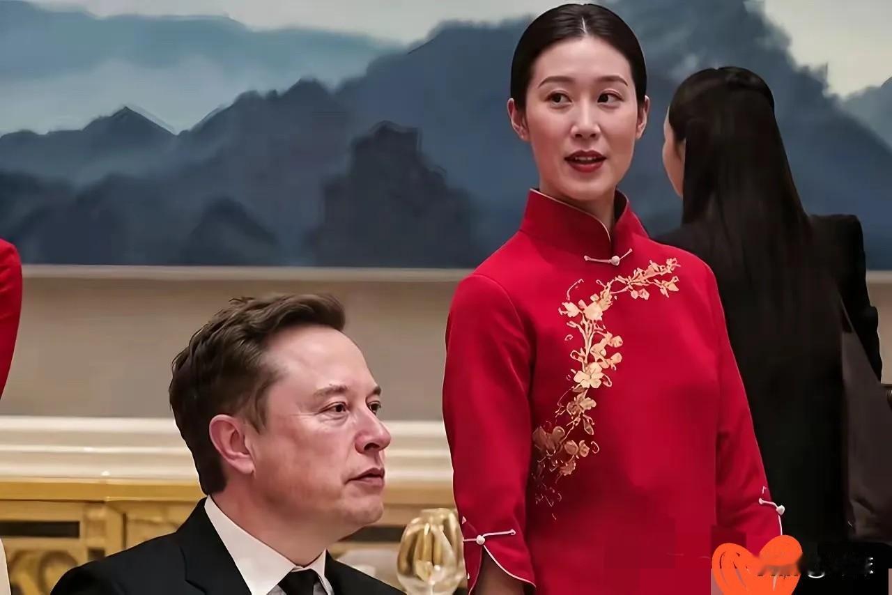 不知道大家注意到没，国宴上站在马斯克身边的这位女服务员，感觉她身上的那种气质可真