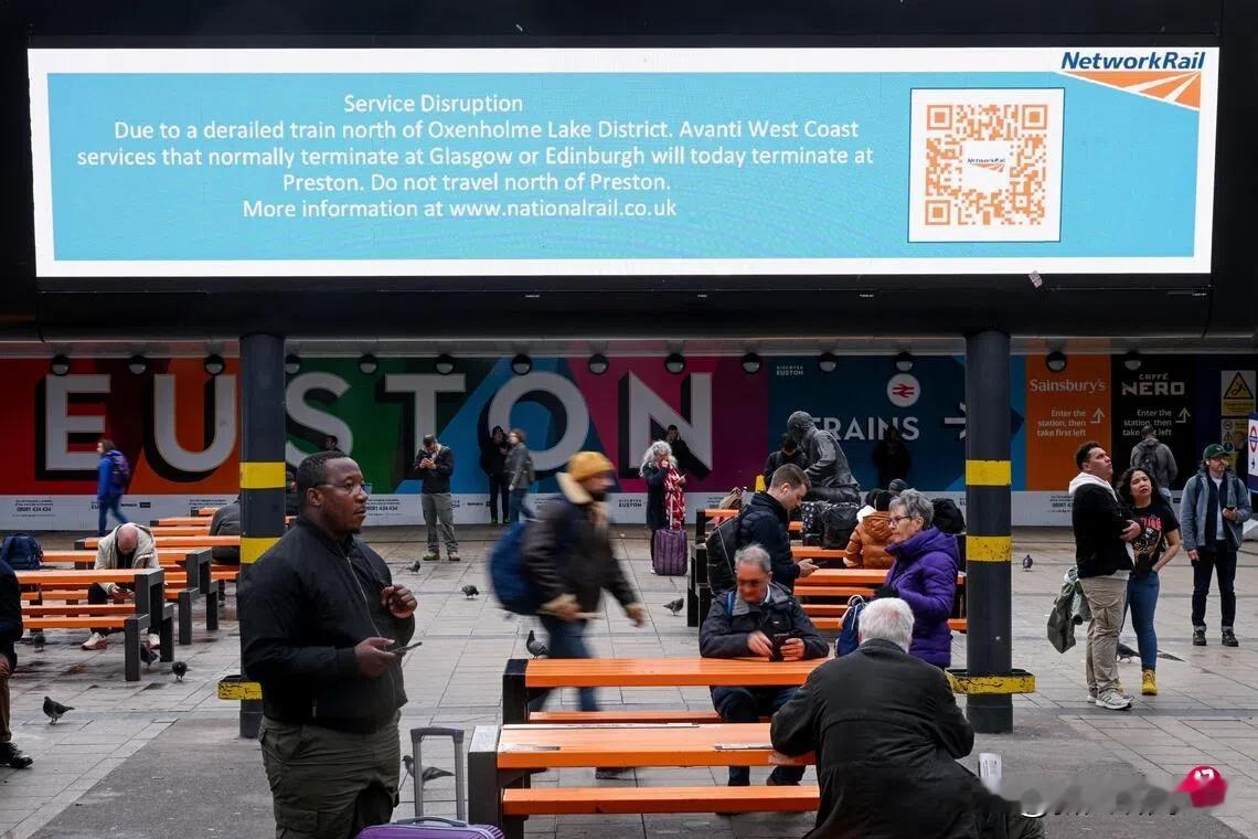 上次持刀 还没过去七天 英国火车开往伦敦途中脱轨 四人受轻伤
脱轨的火车原定开往