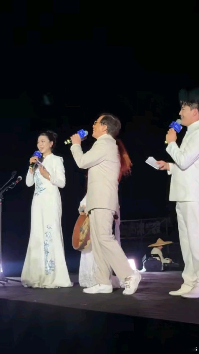成龙说自己要让全世界来到中国成龙用非遗硬控67国老外一整晚最动人的从不是炫酷科技