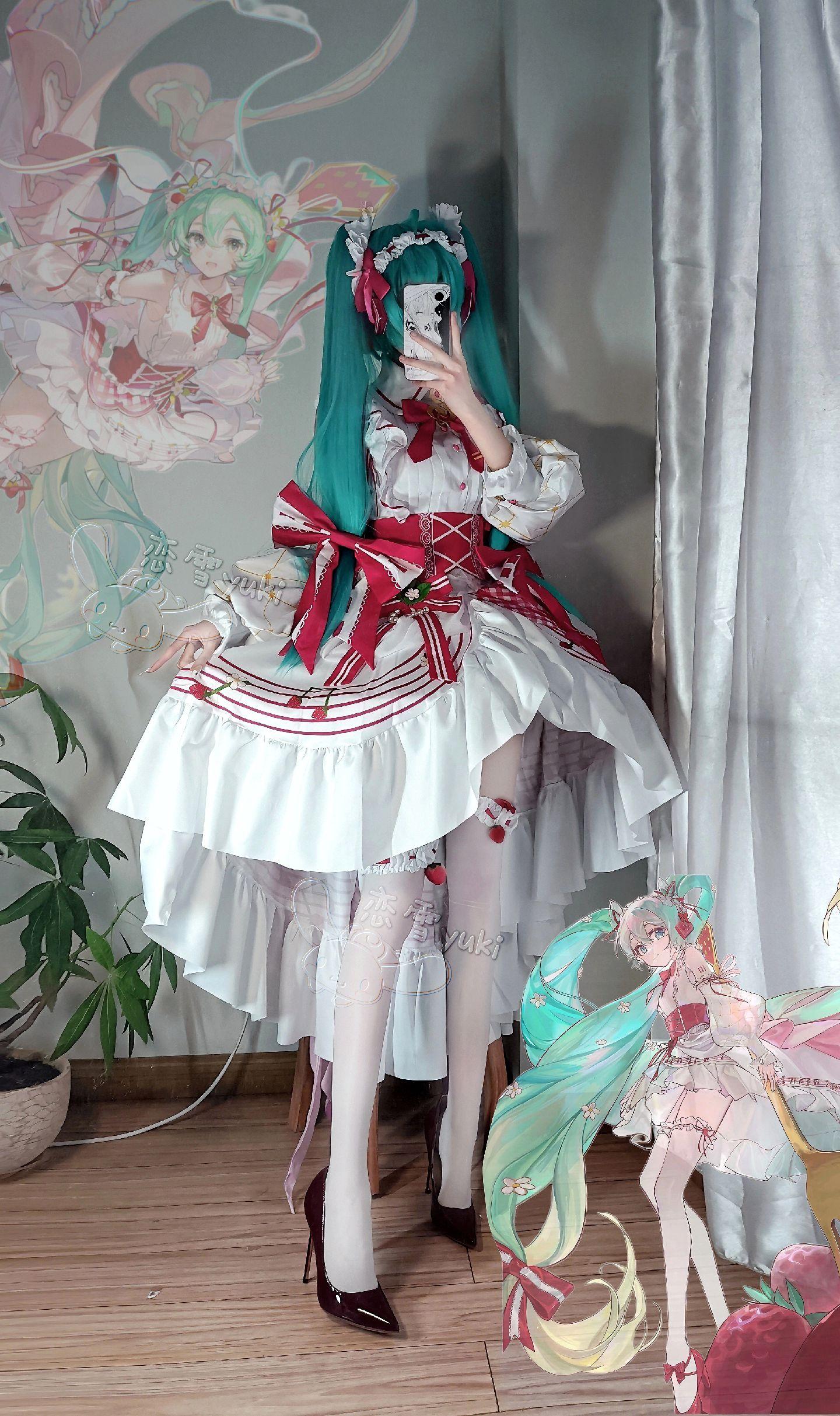 请给我一份草莓蛋糕QwQ.初音未来cos