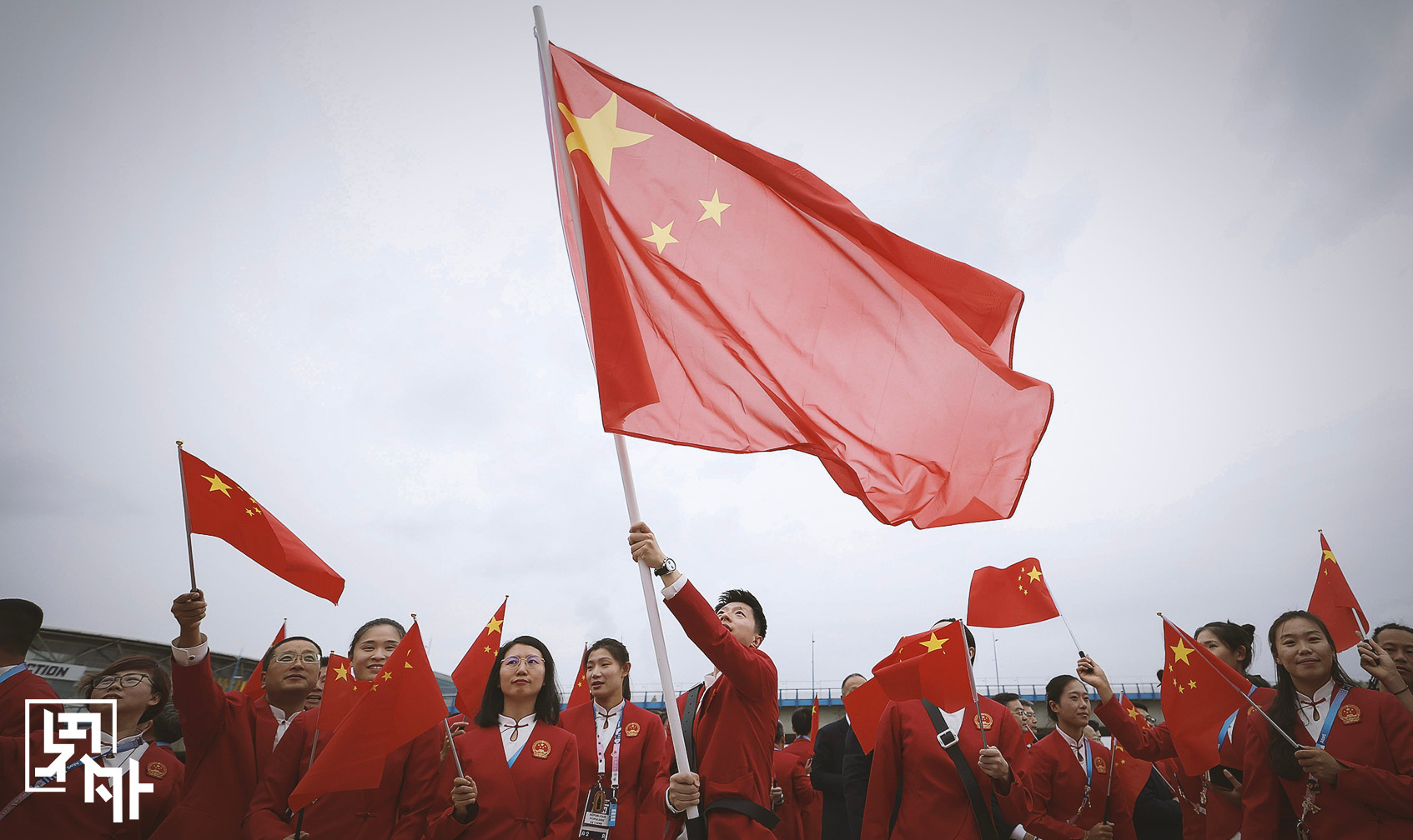 #中国队亮相#  龙队！ ​​​#马龙挥旗动作太帅了# ​​​