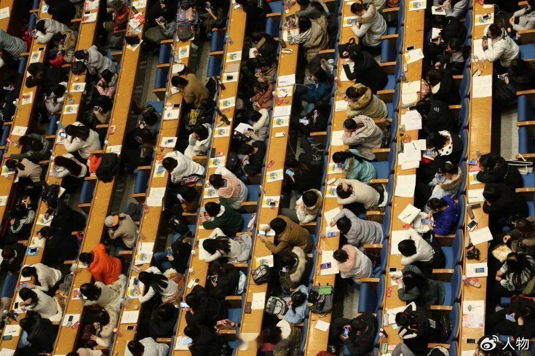 大学正在高中化吗10年前就高中化了，大学有早操，有早读，有晚自习……而且很多背诵