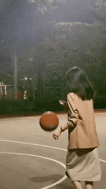 她陪我打篮球，是不是机会来了？