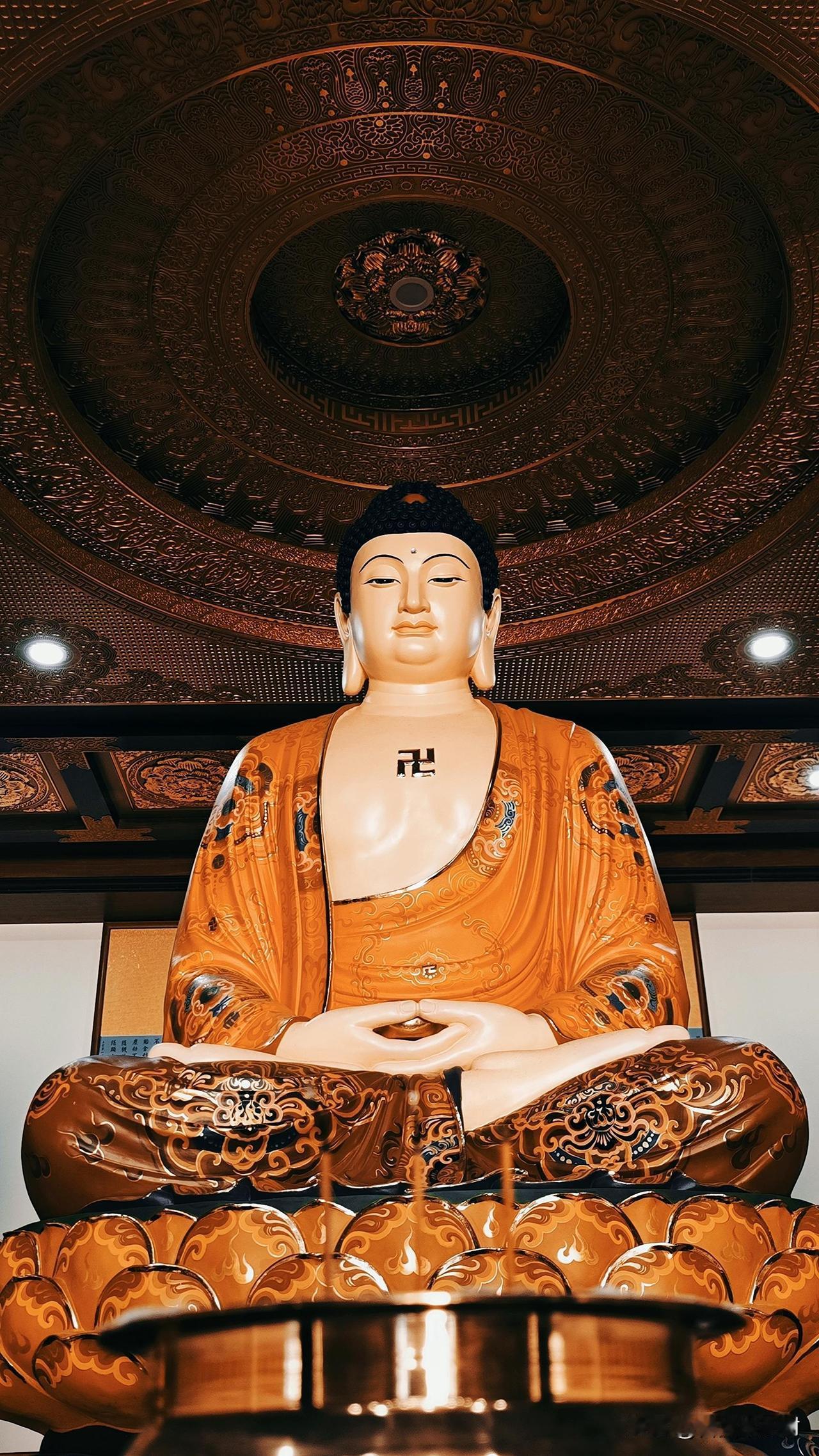 檐角风铃轻响，犹如佛在低声诉说
抬眸仰视莲台上的释迦牟尼佛，身披金衣，慈眉低垂。