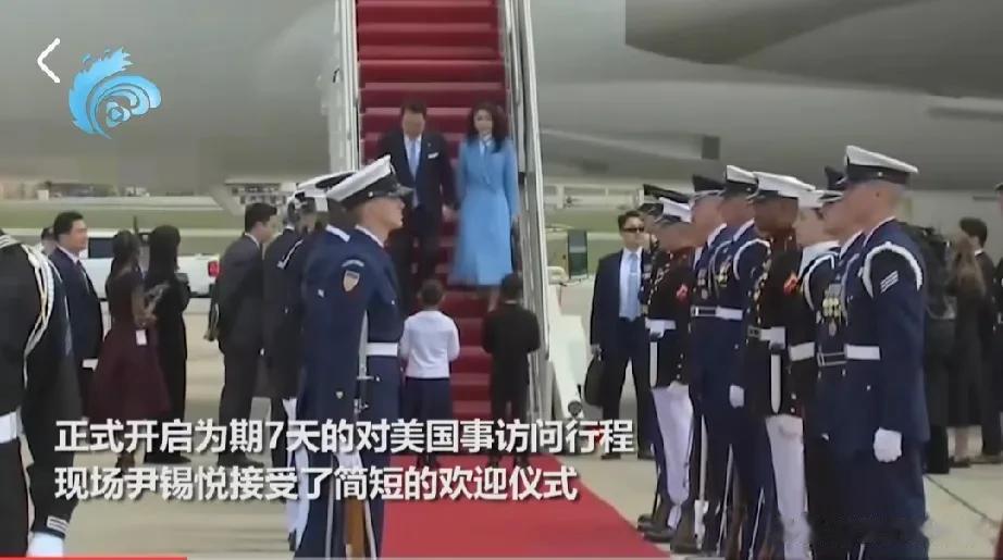 尹锡悦携夫人金建晞抵美，美国方面在机场为他准备了欢迎仪式，两位花童分别向尹锡悦夫