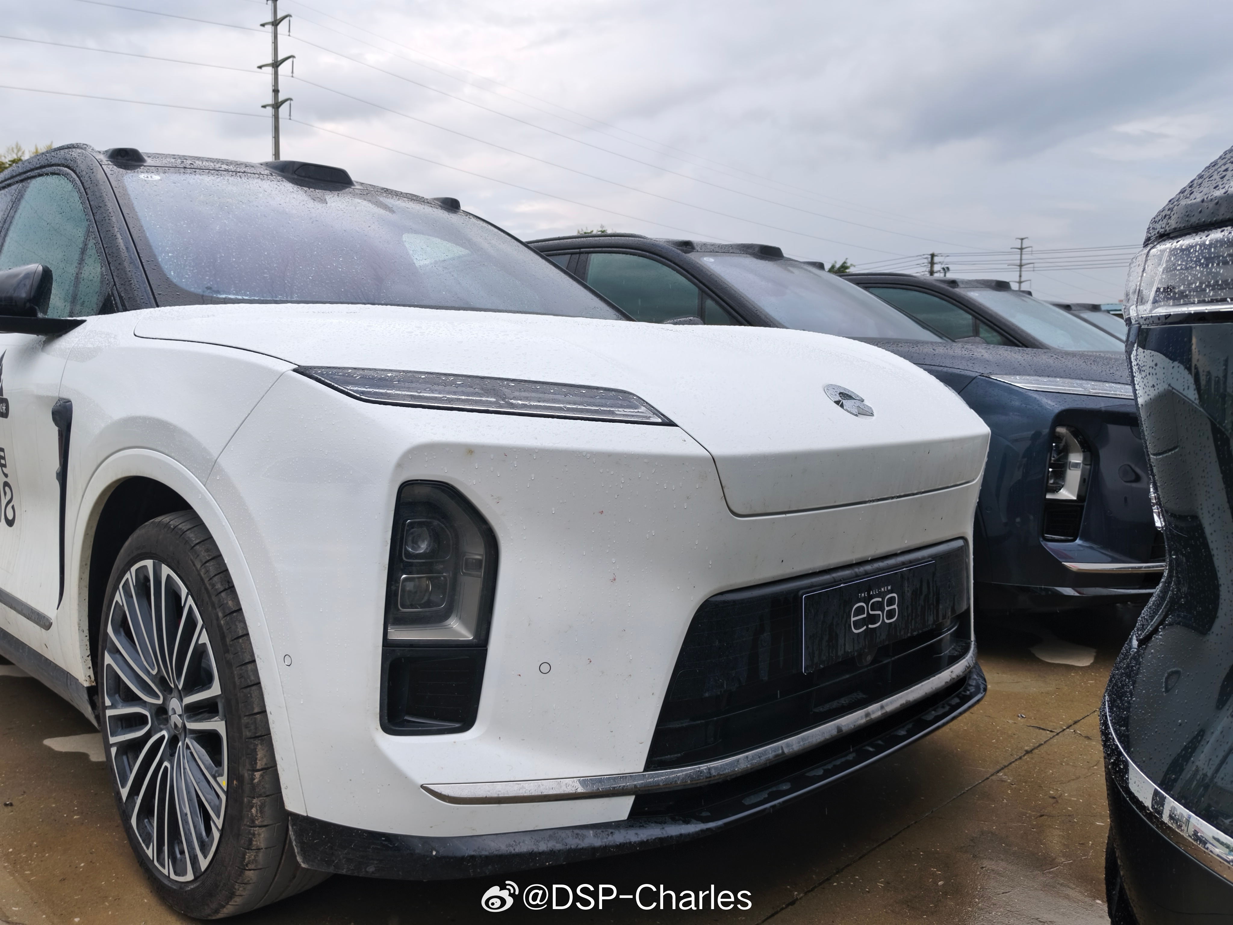 物流园偶遇一堆新款的蔚来ES8应该是李斌直播的那批车？[二哈] ​​​