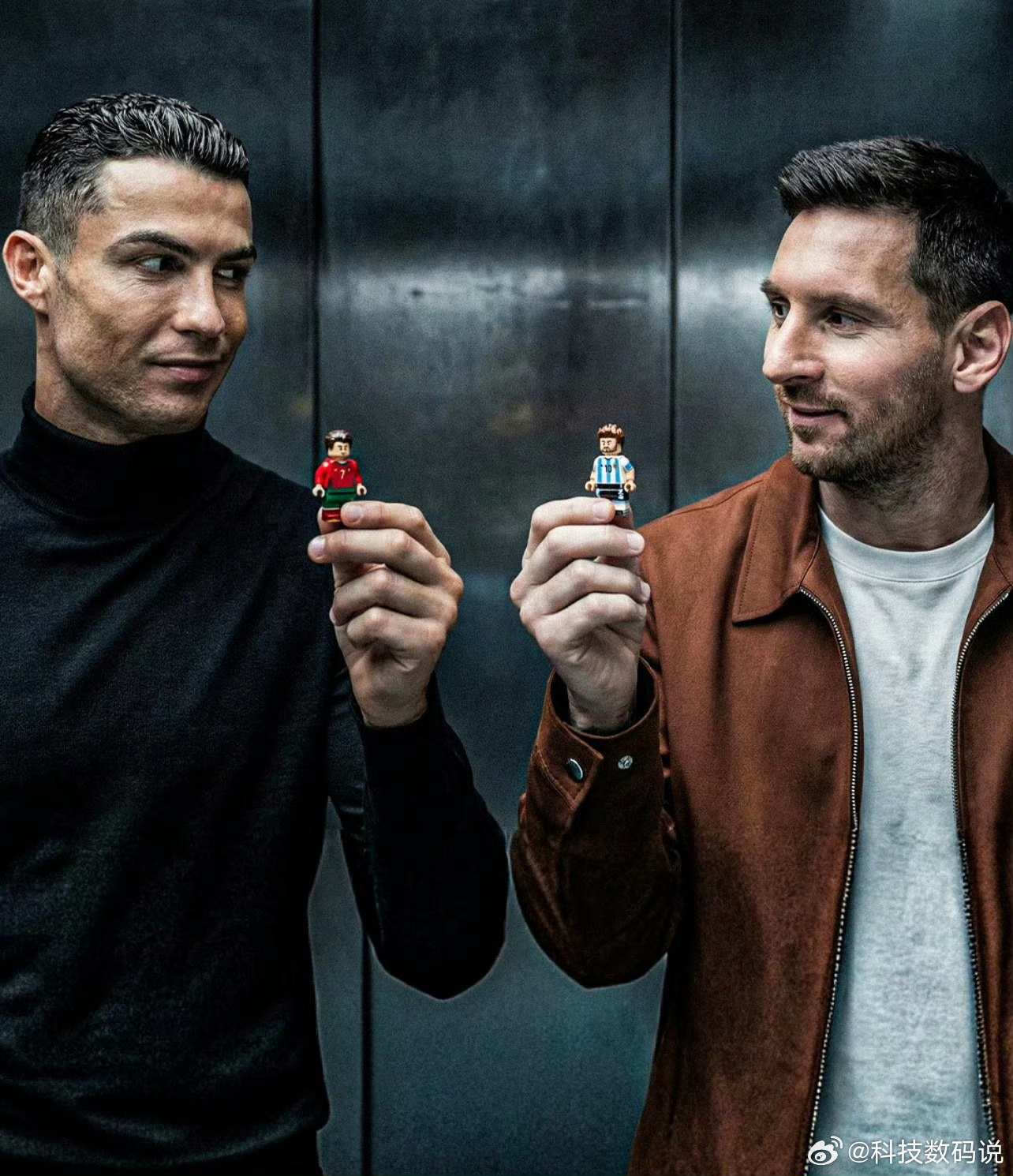 C罗梅西世纪同框乐高真牛逼可以把C罗、梅西、姆巴佩、维尼修斯4个人放一张牌桌拍广