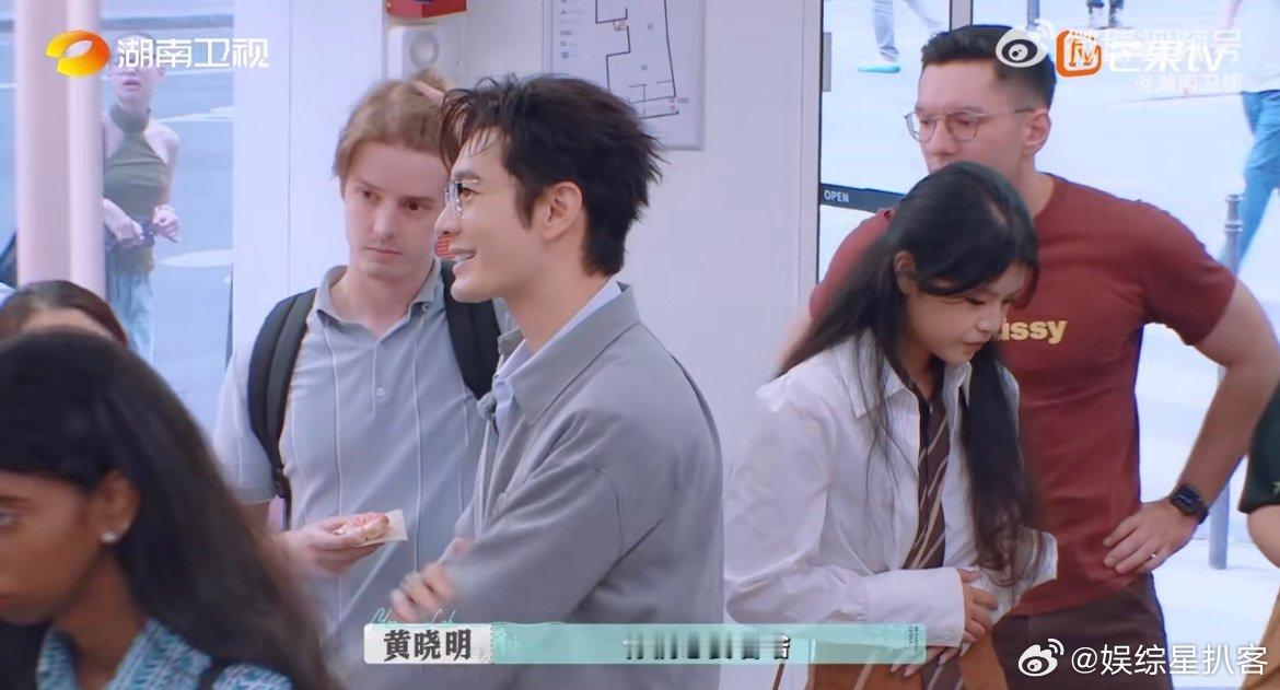 黄晓明听到店长就回头巴黎合伙人名场面 黄晓明的“店长雷达”也太灵敏了！在巴黎听到