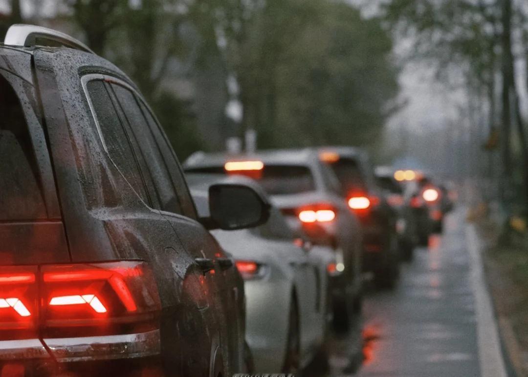 下雨天的堵车、你遇到过吗？
雨不大，但很有味道！手机摄影 雨天在路上 下雨 下雨