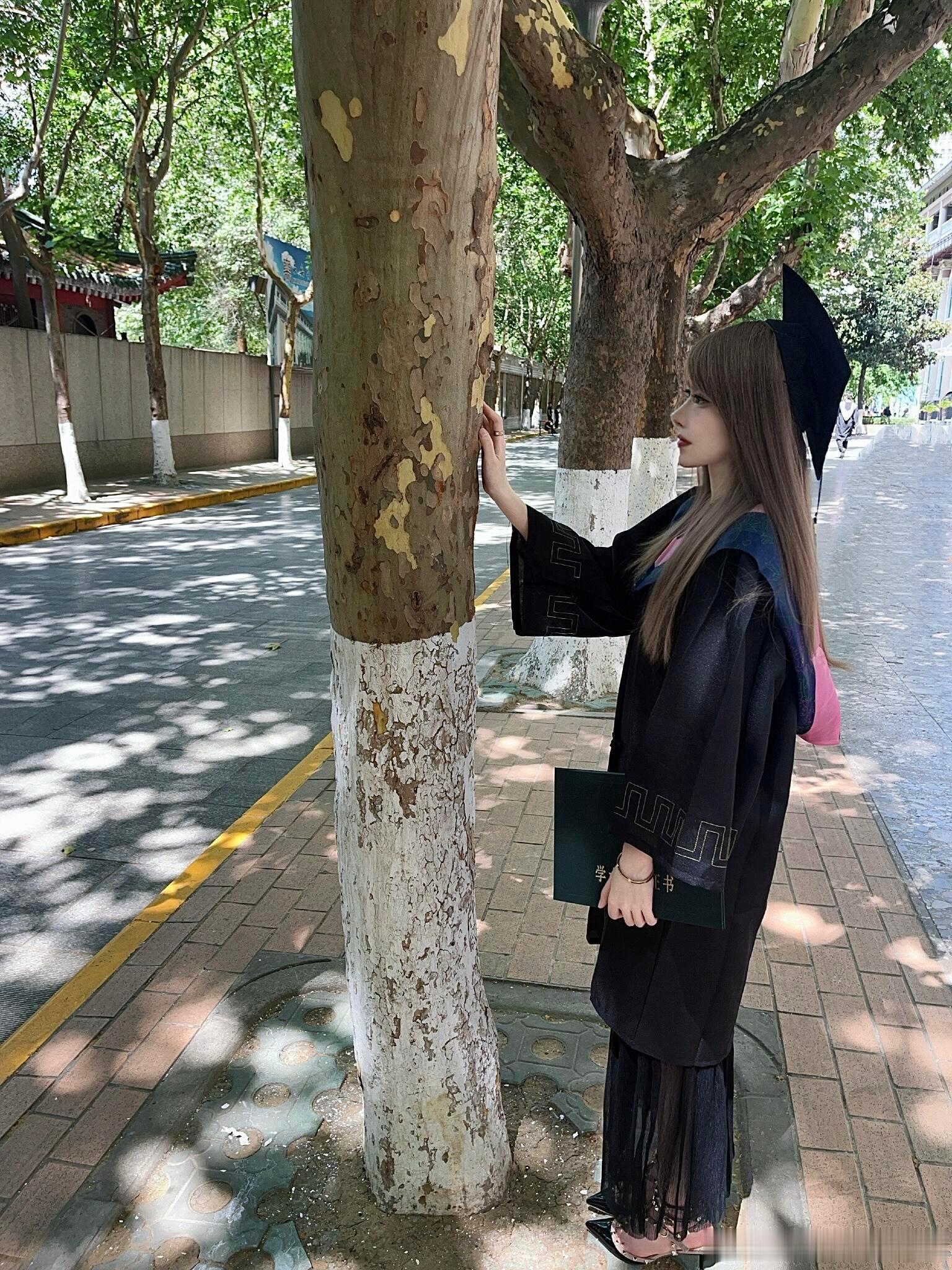 毕业穿华伦天奴 ​​​