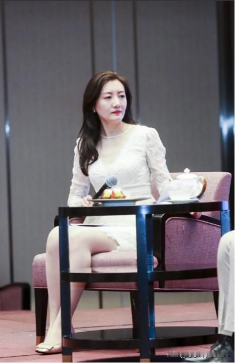 东方卫视的一姐身高有170 ，肤白貌美大长腿类型的美女，她长得漂亮，气质不输董卿