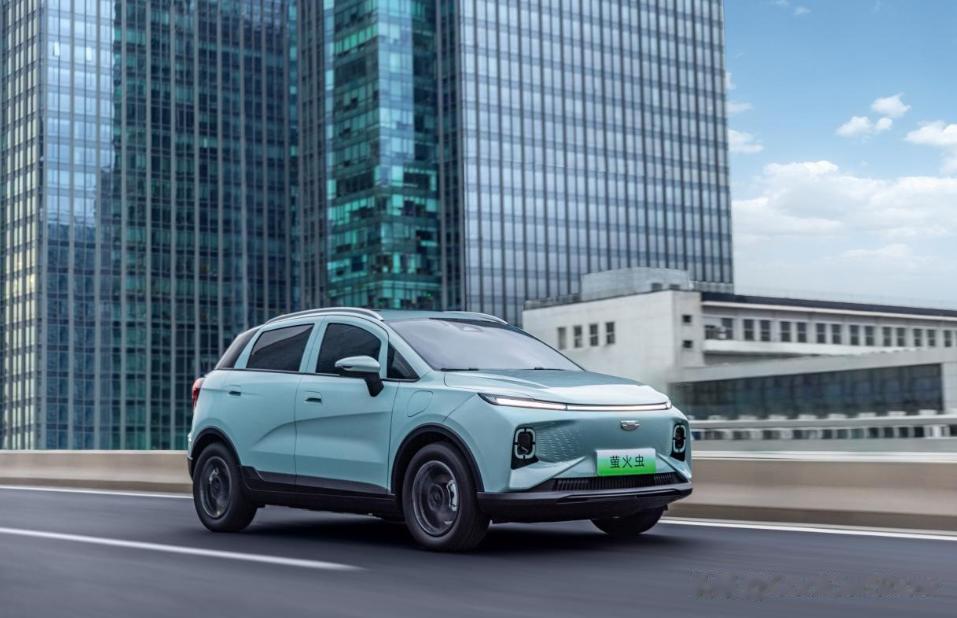 吉利几何旗下几何E萤火虫星光版车型正式上市，新车亮点在于汽车配色，推出了茉莉白、