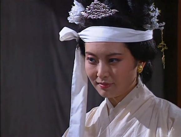 公元189年，曹操趁夜来到了何太后的寝宫，何太后面露喜色，兴奋的对他说道：“你终