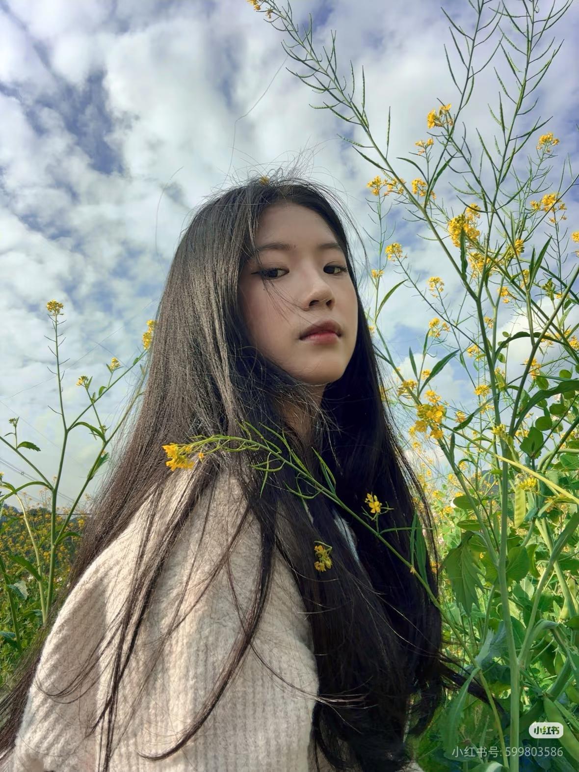 花间人影动，春意满怀中。