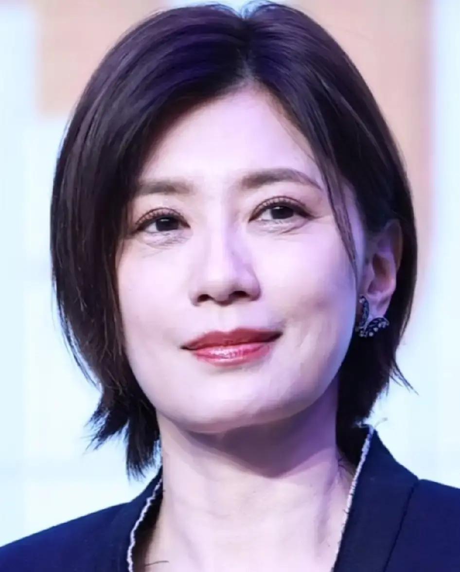 51岁贾静雯后背被嘲像60岁
 
她刚晒的泳装照里，脸像28岁，背却被说松垮。我