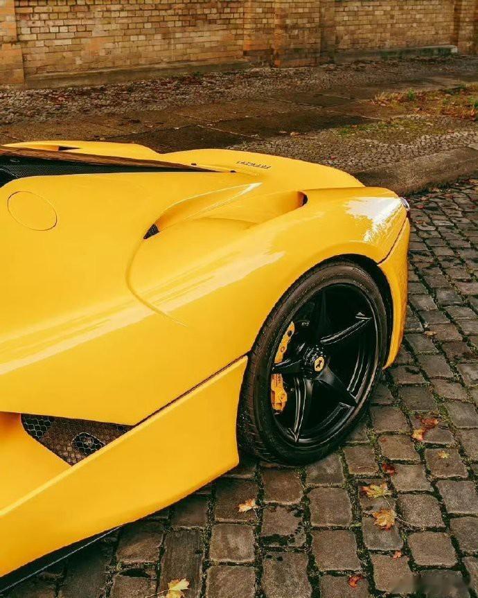 LaFerrari，以其震撼的公路闪电之姿，让整条街的目光瞬间聚焦。中置V12引