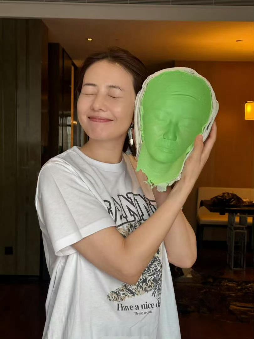 仿佛看到20年后的高圆圆走进影院观看《森中有林》，实拍live镜头搭配剧照，气质