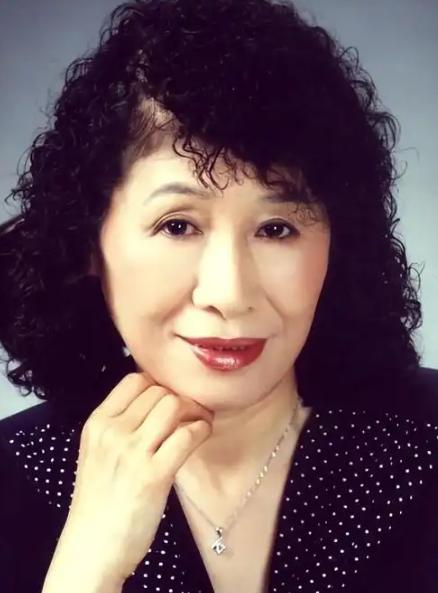 1986年，开国上将叶飞之女叶之枫，身为国家经委副处长，曾受启功点拨画技，却因勾