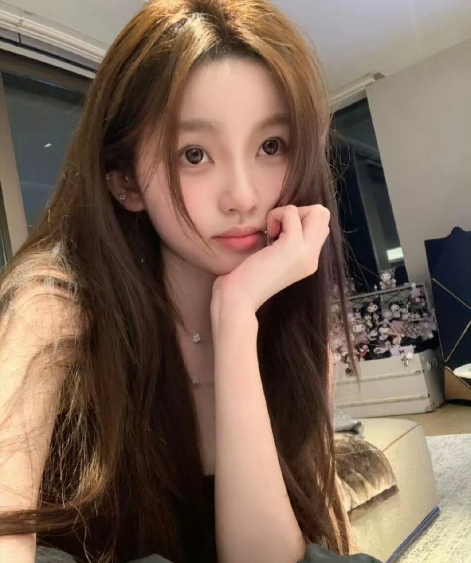 懒懒瘦到78斤，直播间一句话直接掀翻你对有钱人的想象！
她脸小得像个核桃，素颜下