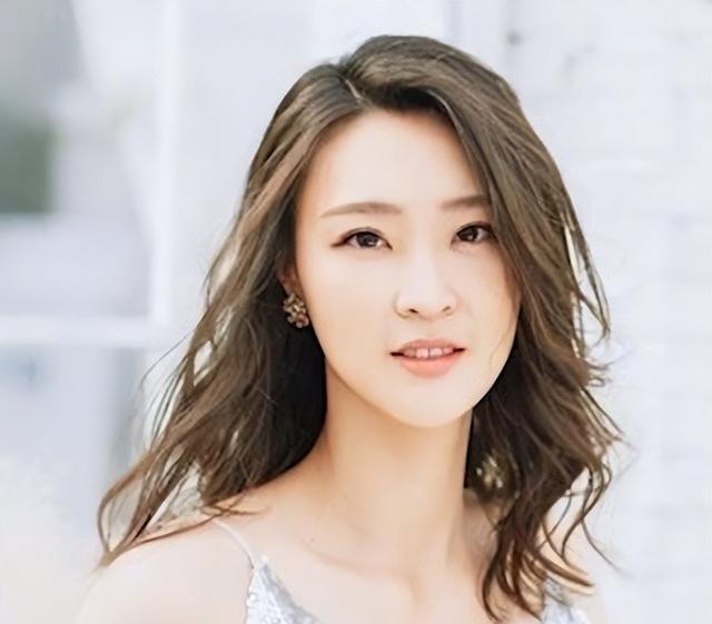 要说这几年，把“反差感”玩得最明白的，前女排队长惠若琪绝对算一个。

提起惠若琪